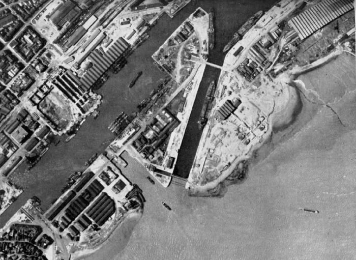 Imagen aérea de St.Nazaire, a la izquierda se puede apreciar los trabajos de construcción de los bunkers. En el Centro la esclusa.