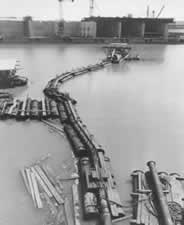 Largos tubos transportaban el hormigón para la construcción del búnker.