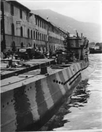 El U410 amarrado en La Spezia, nótese el camuflaje "mediterráneo" del uboot.