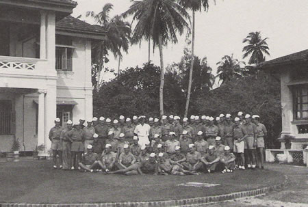 Parte de la tripulación del U181 delante de los Cuarteles Generales de Singapur