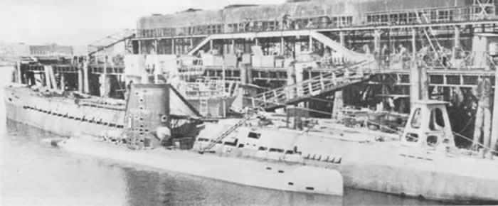 Un Tipo XXIII y un Tipo IX en los Astilleros Deutsche Werft AG. Tras un bombardeo de la RAF
