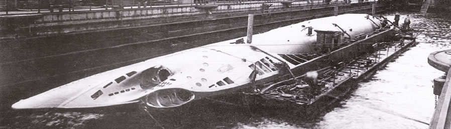 El U24 (gemelo del U20) desmontado y transportado en una barcaza