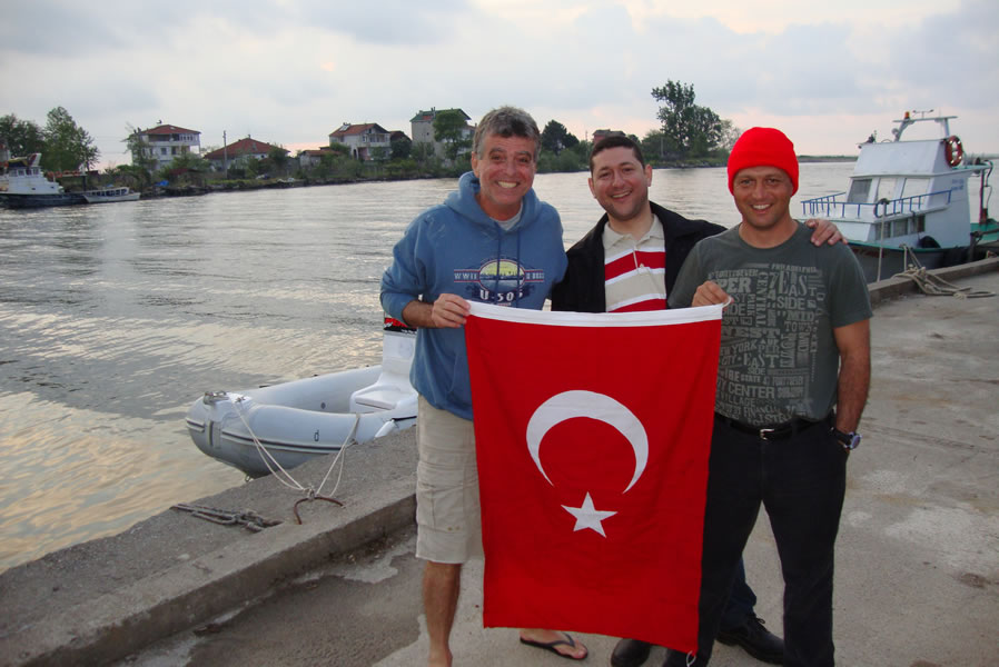 Nestor, Emre y Volkan en el puerto del rio Sakarya
